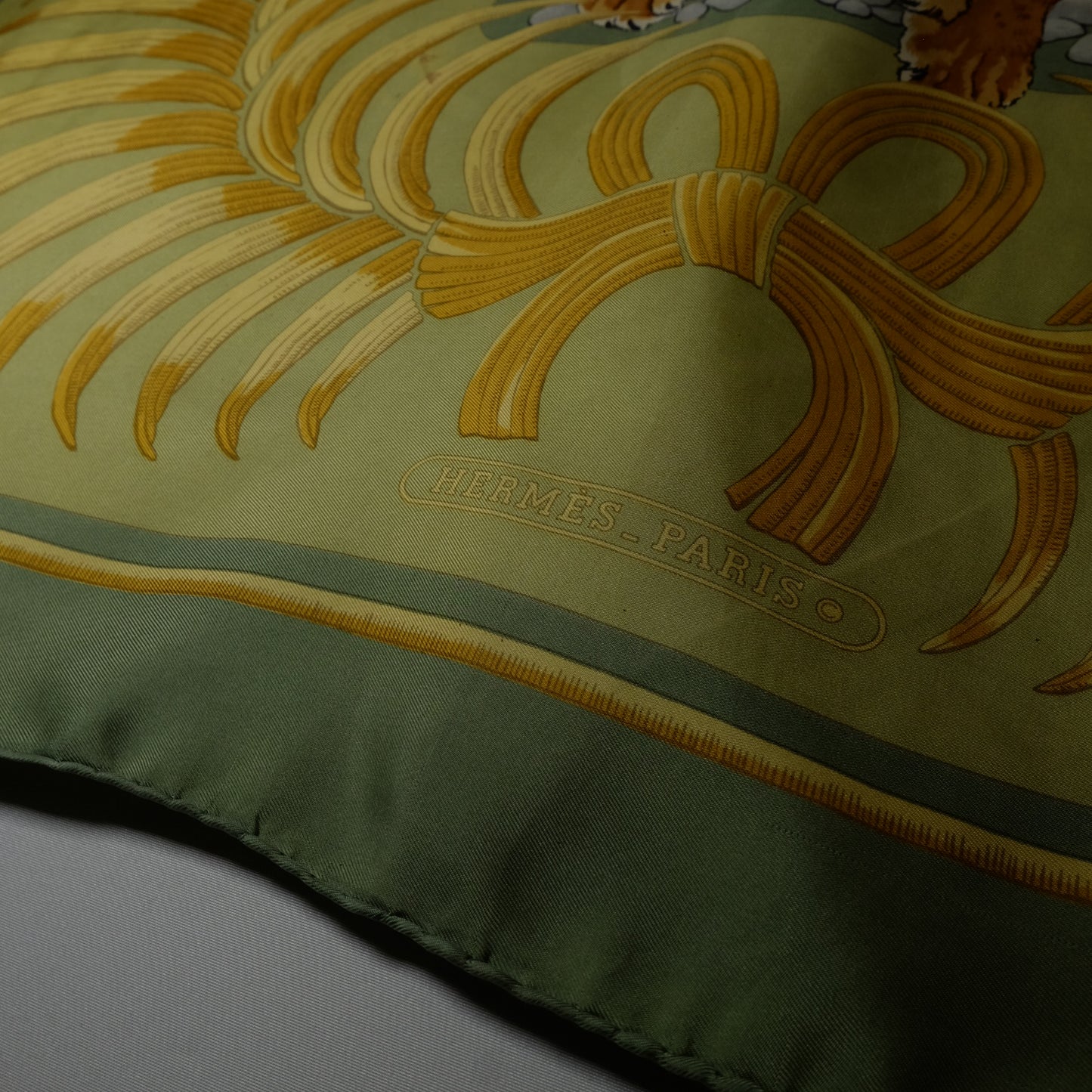 Carré Hermès “Tigre Royal” by Christiane Vauzelles in Seta