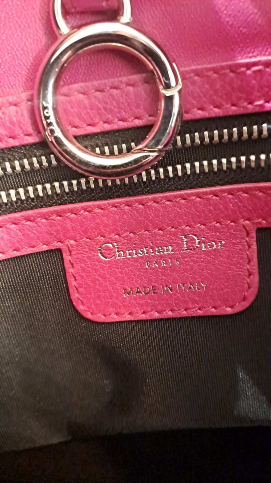 Borsa Christian Dior in Pelle Fucsia con Dettagli in Metallo Argentato