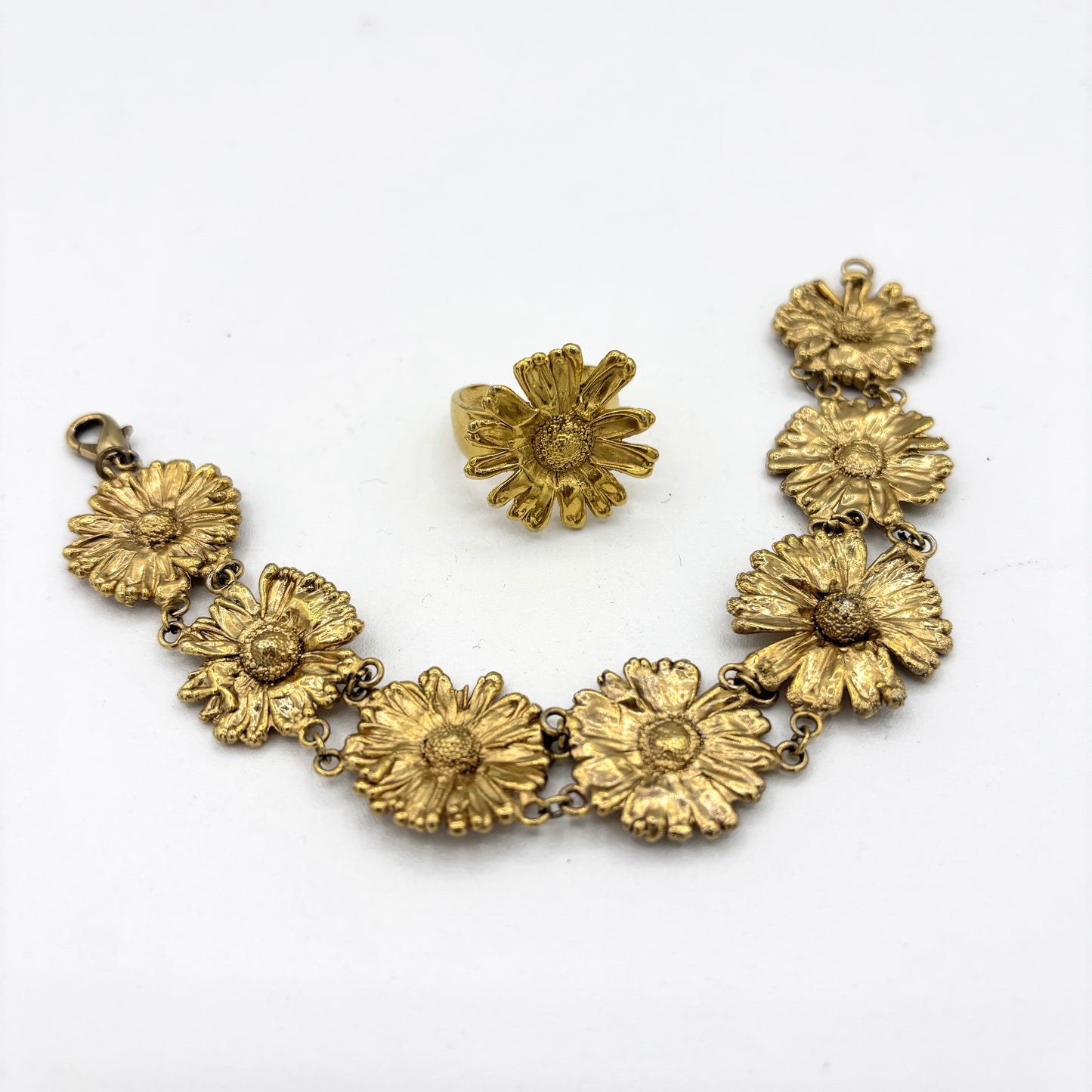 Set Anni ’70 Bracciale e Anello in Metallo Dorato con Motivo Floreale