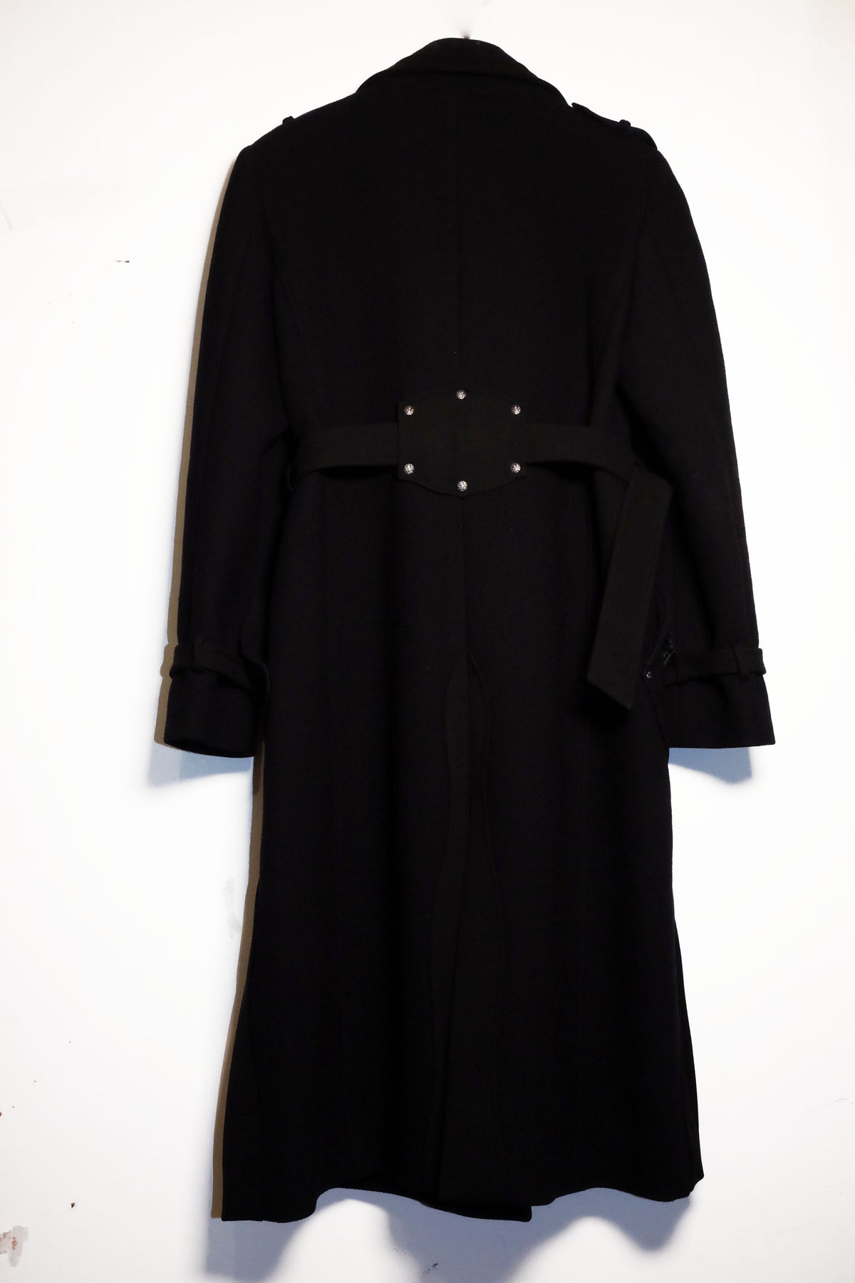 Cappotto Lungo di Stile Military-Chic in Lana Nera