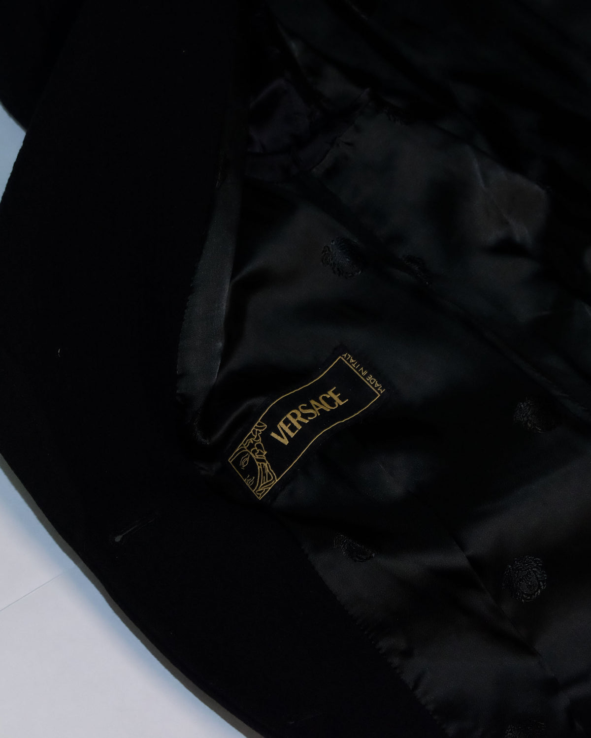 Cappotto Lungo di Stile Military-Chic in Lana Nera
